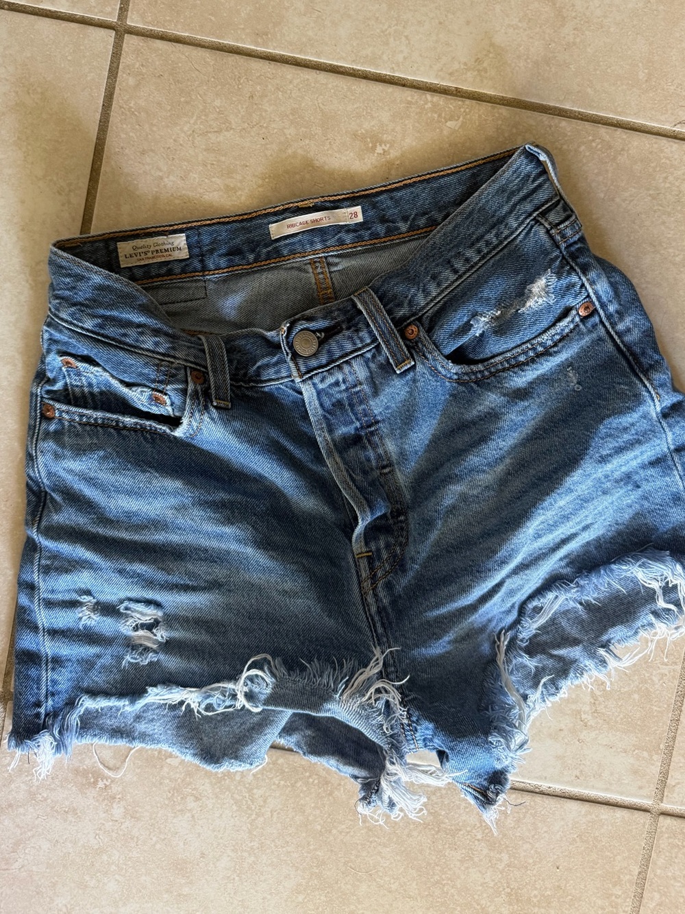 Levi's Ribcage Shorts - Picture 4 of 4
